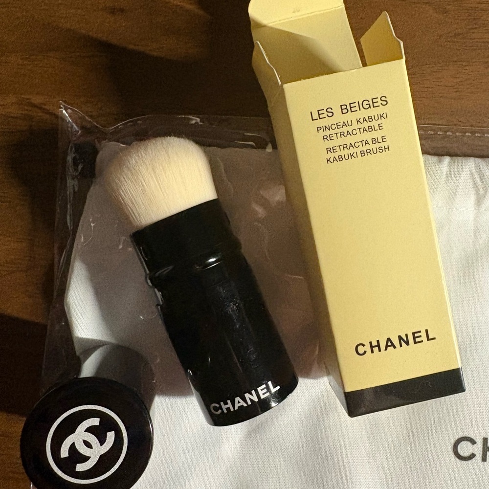 CHANEL Makeup Kabuki Brush w/Card Mirror and a Bonus Travel Bag - Picture 4 of 5